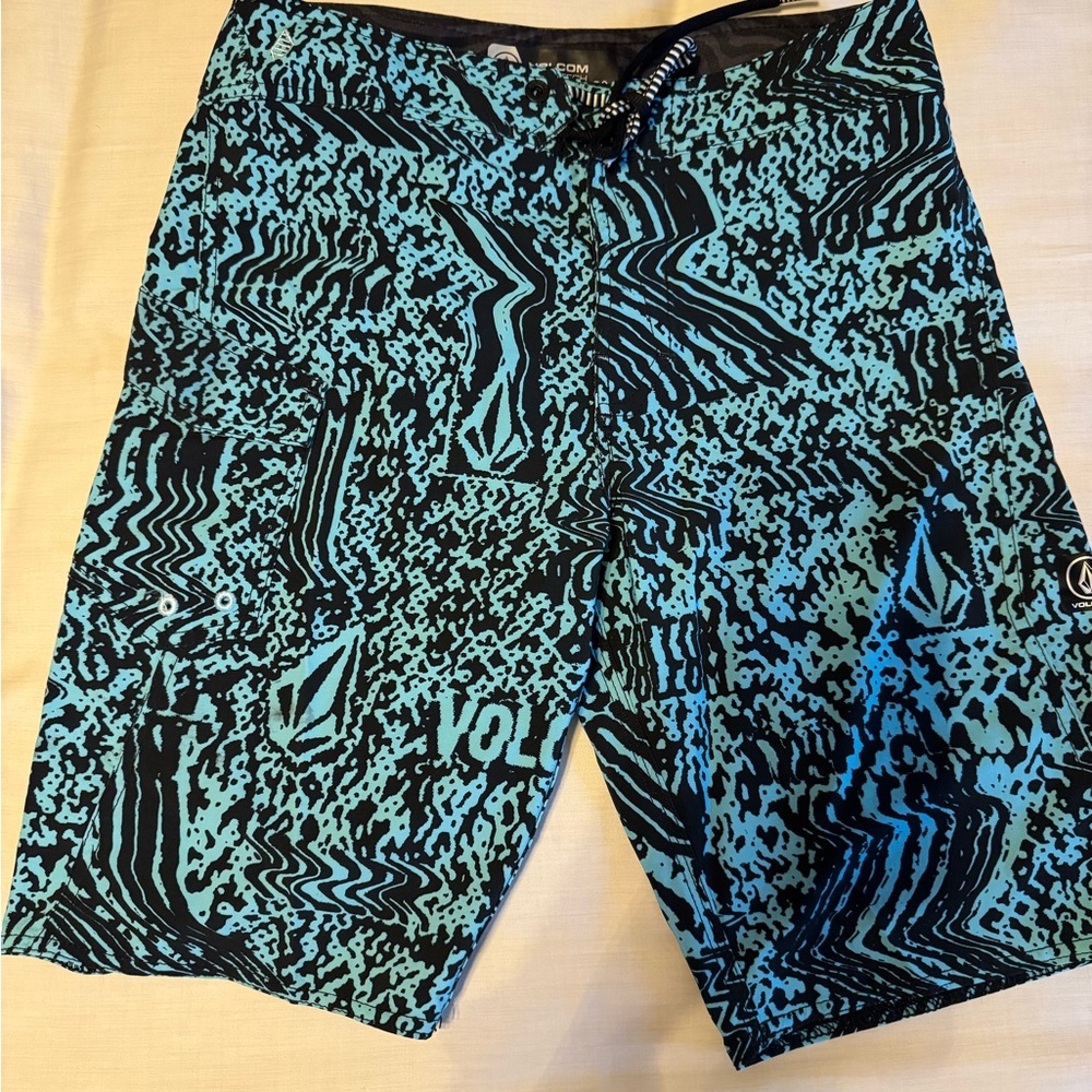 Volcom Men's Black and Blue Patterned Board Shorts